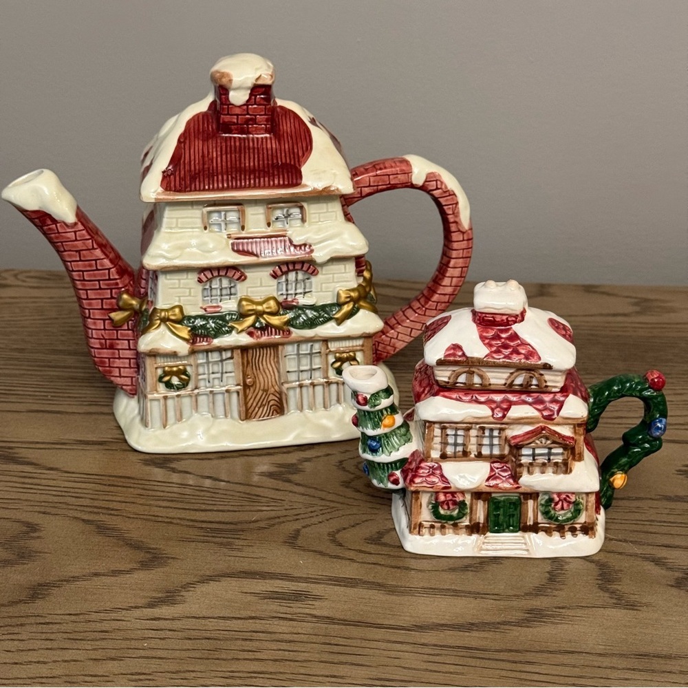 Fitz and Floyd Dickens Christmas Village Windsor Teapot and Creamer